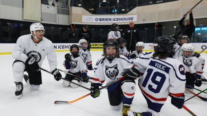 Los Angeles entertains kids with post-practice clinic in Melbourne