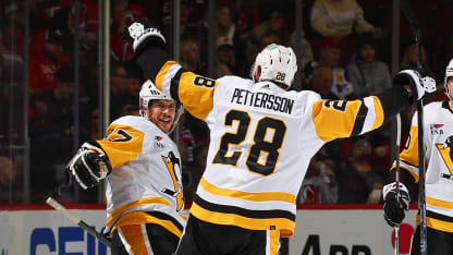 Pittsburgh Penguins Marcus Pettersson bar mikrofon mot New Jersey Devils