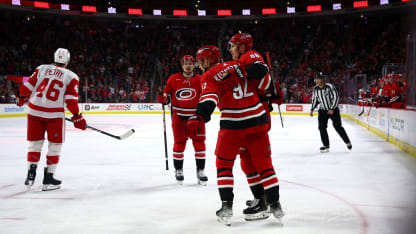 Hurricanes si zaistili play off 