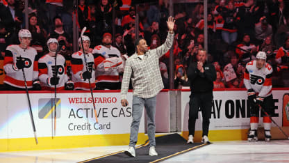 Wayne Simmonds puck drop Philadelphia Flyers