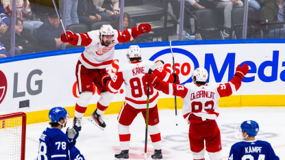 Red Wings ganan en Toronto y sobreviven en la pelea por el playoff