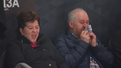 Les parents d'Evgeni Malkin en larmes après un but de leur fils