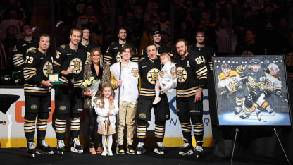 Brad Marchand si užil ceremoniál k tisícovce zápasů