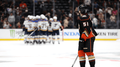 Blues vencen a Ducks en el shootout